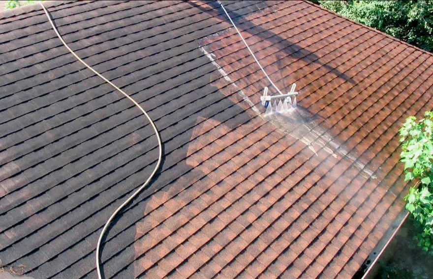 Pannendak wordt met een reiniger schoongemaakt, de helft is al schoon