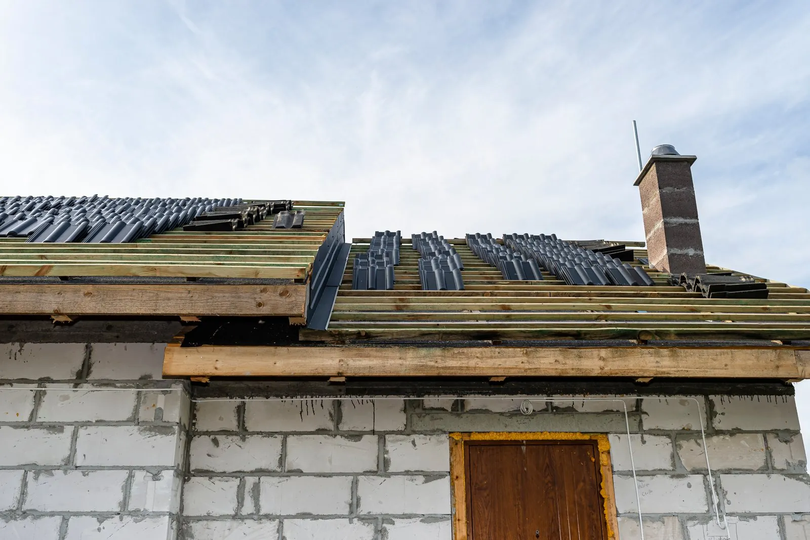Woning tijdens een dakrenovatie met nieuwe panlatten